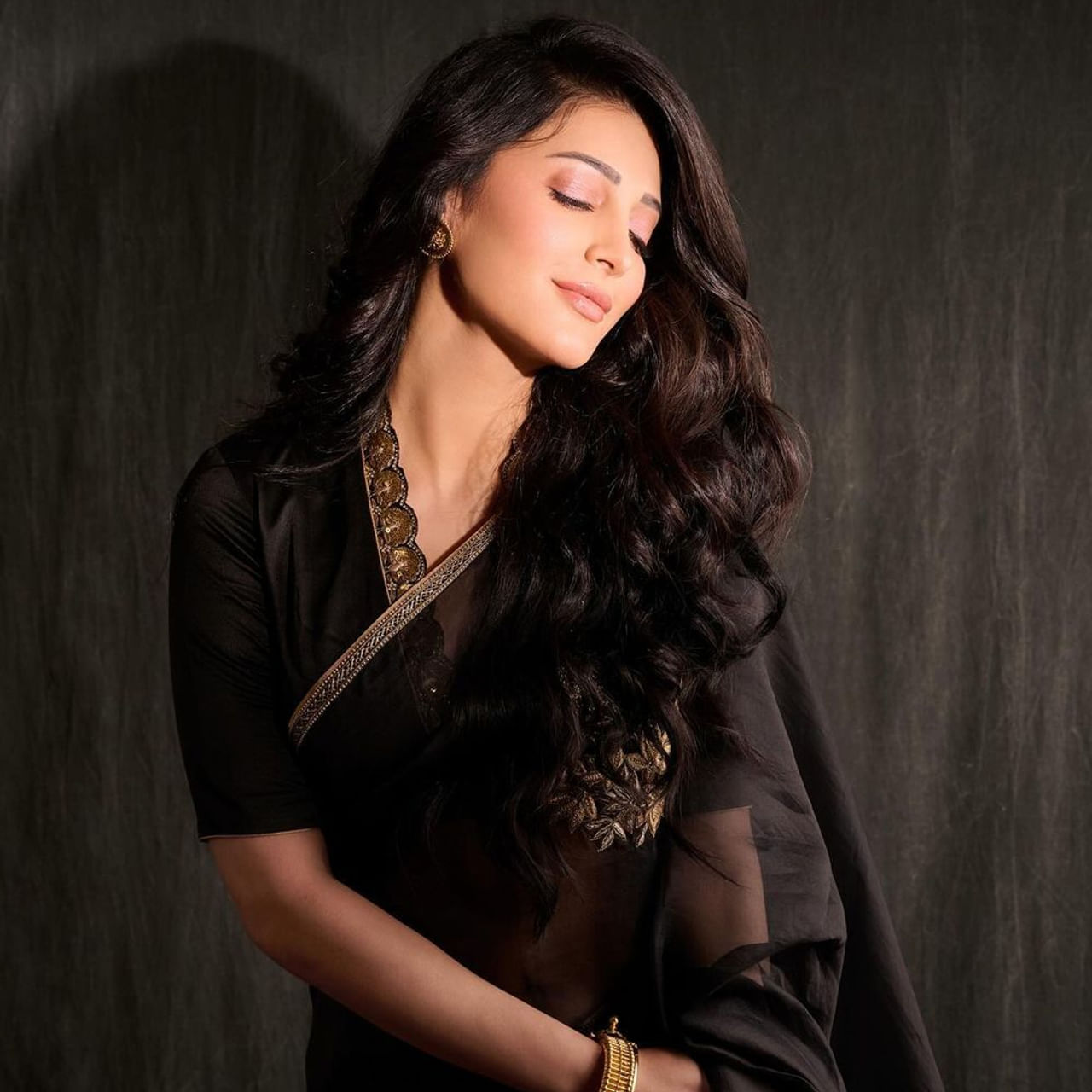 సలార్‌లో కీ రోల్‌ చేశారు శ్రుతి హాసన్‌. ఆ తర్వాత ఏం చేశారంటే.. నానీ హాయ్‌ నాన్నలో సాంగ్‌ కనిపిస్తుంది. ఆ నెక్స్ట్ అంటే.. తెలుగు వాళ్లకు ఆన్సర్‌ లేదు. అలాగని శ్రుతి చేతిలో సినిమాలు లేవని కాదు. మన దగ్గర మాత్రం యాక్టివ్‌గా లేరని. ఇప్పుడు సమంత విషయంలోనూ సేమ్‌ కంప్లయింట్‌ వినిపిస్తోంది. 