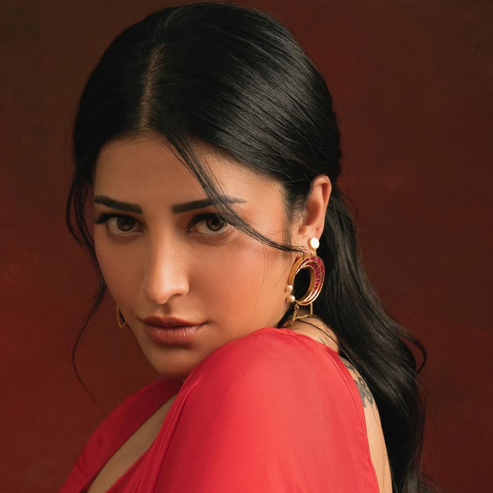 గంభీరమైన గొంతు.. చెక్కు చెదరని ఆత్మవిశ్వాసంతో స్పీచ్ అదరగొట్టింది. స్టార్ కమల్ హాసన్ గారాలపట్టి శ్రుతి హాసన్. చిన్నప్పటి నుంచి సంగీతంపై ఉన్న ఇష్టంతో ఇప్పుడు గాయనిగా మారింది. ఎన్నో సినిమాల్లో సూపర్ హిట్స్ సాంగ్స్ ఆలపించింది. 