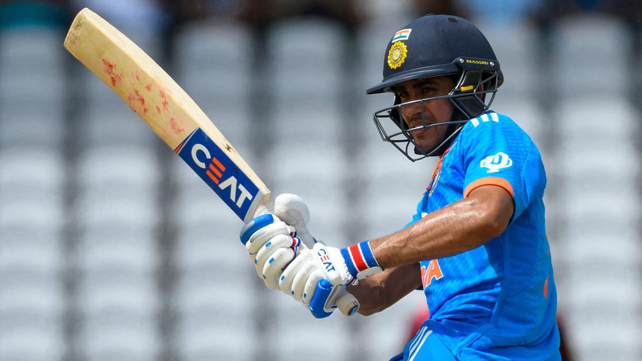 3. శుభ్మాన్ గిల్ (భారతదేశం)- 147 పరుగులు: భారత క్రికెట్ జట్టు యువ స్టార్ బ్యాట్స్మన్ శుభమాన్ గిల్ స్వర్ణ రూపం కనిపిస్తోంది. ఇంగ్లాండ్తో జరిగిన వన్డే సిరీస్లో తిరిగి ఫామ్ను సాధించిన శుభ్మాన్ గిల్ ఛాంపియన్స్ ట్రోఫీలో కూడా అద్భుతంగా రాణిస్తున్నాడు. ఈ టోర్నమెంట్లో ఇప్పటివరకు ఆడిన 2 మ్యాచ్ల్లో అతను 147 పరుగులు చేశాడు. దీనిలో అతను ఒక సెంచరీ కూడా చేశాడు. గిల్ ఫామ్ను పరిశీలిస్తే, ఈ టోర్నమెంట్లో గోల్డెన్ బ్యాట్ గెలుచుకునే బలమైన పోటీదారుడు అతనే అని నమ్మవచ్చు.