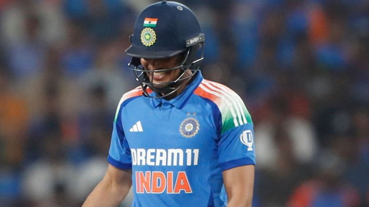 2. శుభ్‌మాన్ గిల్: బోర్డర్ గవాస్కర్ ట్రోఫీ సందర్భంగా భారత వన్డే జట్టు వైస్ కెప్టెన్ శుభ్‌మాన్ గిల్ కూడా ఫామ్‌లో ఇబ్బంది పడ్డాడు. కానీ, ఈ స్టార్ బ్యాట్స్‌మన్ ఇంగ్లాండ్‌తో జరిగిన వన్డే సిరీస్‌లోని మొదటి రెండు మ్యాచ్‌ల్లో అర్ధ సెంచరీలు సాధించాడు. తొలి వన్డేలో గిల్ 96 బంతుల్లో 87 పరుగులు చేశాడు. కటక్ వన్డేలో అతను 52 బంతుల్లో 60 పరుగులు చేశాడు.