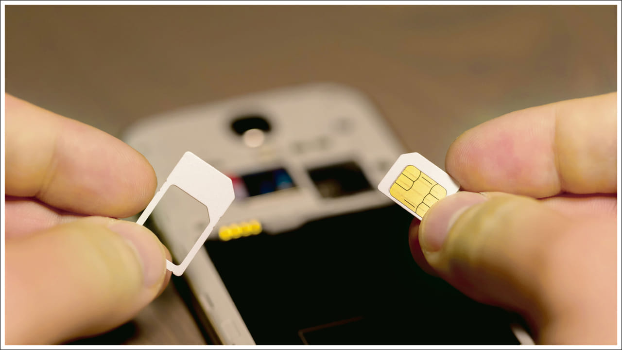 టెలికమ్యూనికేషన్ శాఖ కొత్త నిబంధనల ప్రకారం.. ఒక వ్యక్తి తన ఆధార్ కార్డుపై గరిష్టంగా 9 సిమ్‌లను కొనుగోలు చేయవచ్చు. ఎవరైనా ఈ పరిమితిని దాటితే, మొదటిసారి రూ.50,000 జరిమానా విధిస్తారు. మళ్ళీ నిబంధనలను ఉల్లంఘించినందుకు రూ.2 లక్షల జరిమానా విధిస్తారు.