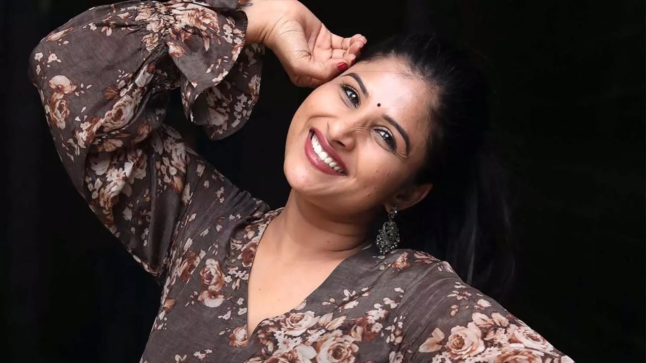 'దేవుని కార్యక్రమానికి ఒక రాజకీయ పార్టీ ముద్రవేసి ఆరోపణలు చేయటం అన్యాయం. నేను వైసీపీకి ఒక్కటే కాదు, అన్ని పార్టీల లీడర్లకు నేను పాటలు పాడాను*