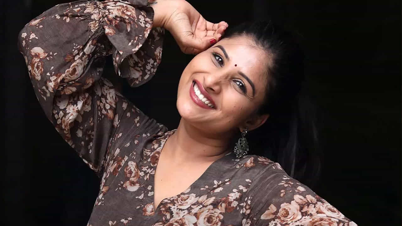 'దేవుని కార్యక్రమానికి ఒక రాజకీయ పార్టీ ముద్రవేసి ఆరోపణలు చేయటం అన్యాయం. నేను వైసీపీకి ఒక్కటే కాదు, అన్ని పార్టీల లీడర్లకు నేను పాటలు పాడాను*