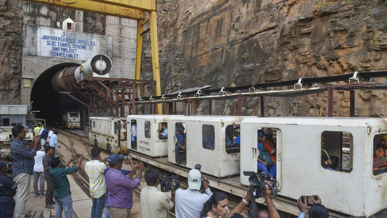SLBC Tunnel: కొనసాగుతున్న రెస్క్యూ ఆపరేషన్‌.. పరిస్థితిపై  సీఎం రేవంత్ ఆరా..