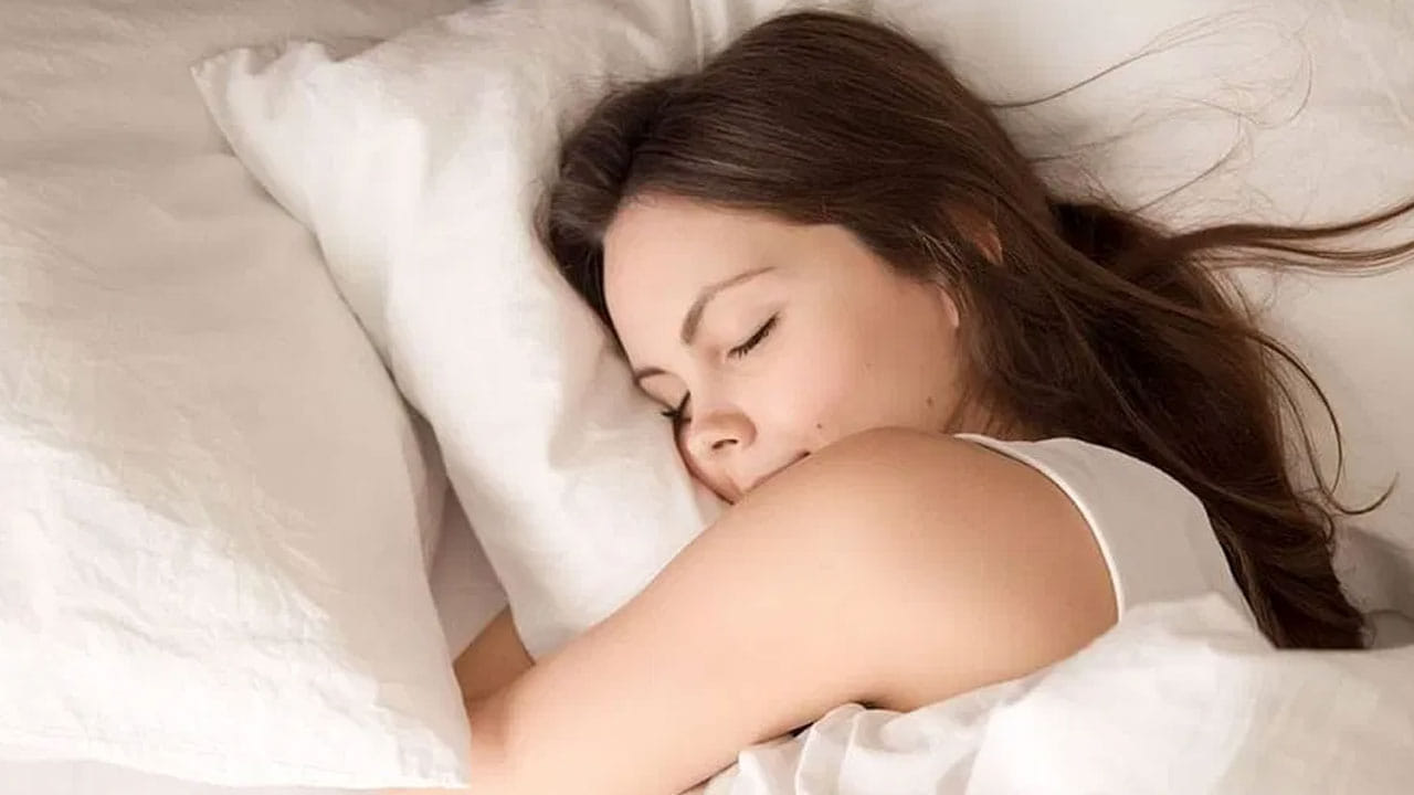 పూర్తి నిద్ర లేకపోవడం: మీరు రోజుకు 7 నుంచి 8 గంటల వరకు ప్రశాంతమైన నిద్ర పొందకపోతే.. అది కొన్ని ప్రమాదకరమైన పరిణామాలను కలిగిస్తుంది. మొదట, మీ రోగనిరోధక శక్తి బలహీనపడుతుంది. మీ మనస్సులో ఒత్తిడి పెరుగుతుంది.. మీరు ఊబకాయాన్ని కూడా ఎదుర్కోవలసి రావచ్చు..ఇది దీర్ఘకాలికంగా గుండె జబ్బులకు కారణమవుతుంది.