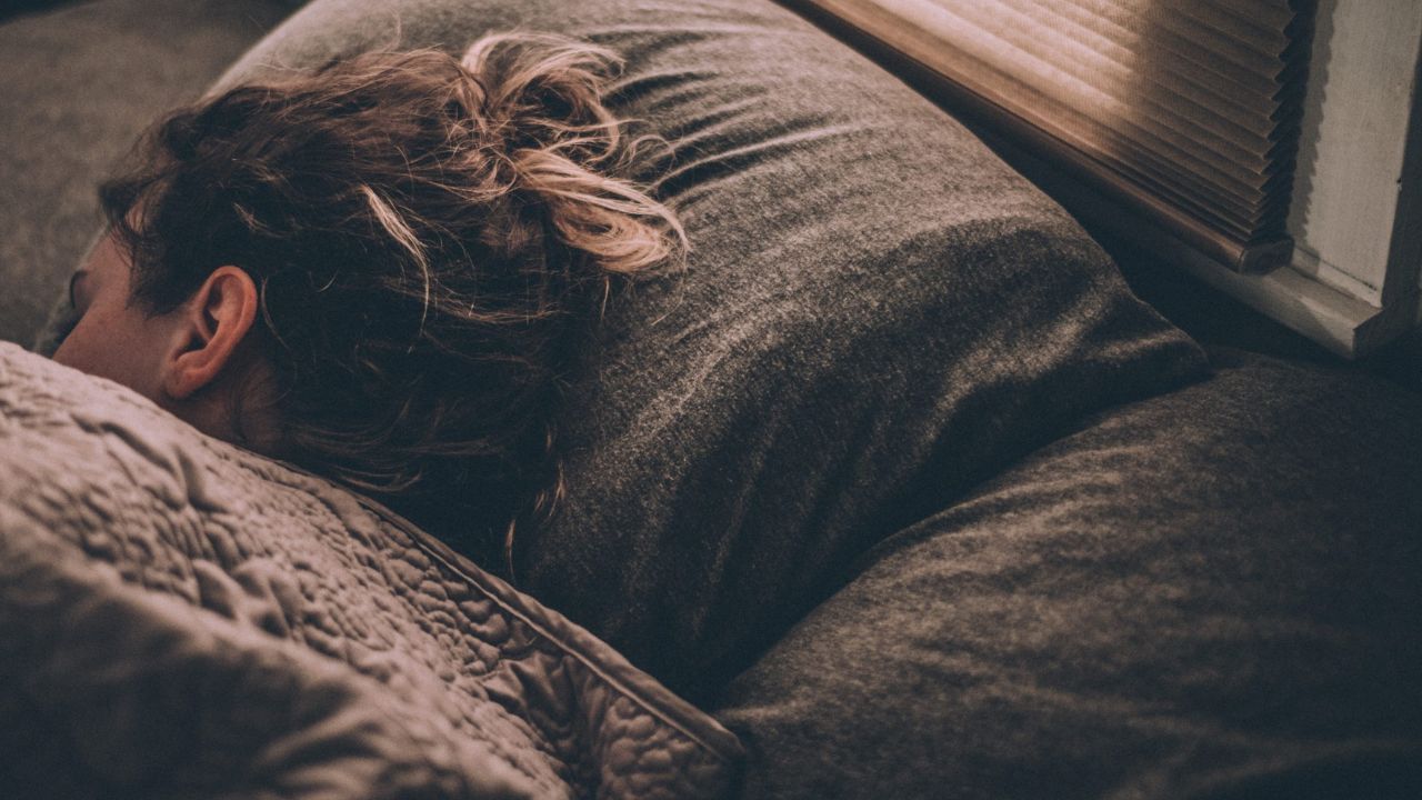 కళ్ల చుట్టూ నల్లటి వలయాల ప్రధాన కారణాల్లో ఒకటి నిద్రలేమి. రోజూ కనీసం 7-8 గంటల నిద్ర తప్పనిసరిగా ఉండాలి. ఆల్కహాల్, క్యాఫిన్ ఎక్కువగా తీసుకోవడం వల్ల నిద్ర సమస్యలు వచ్చి డార్క్ సర్కిల్స్ ఏర్పడతాయి.