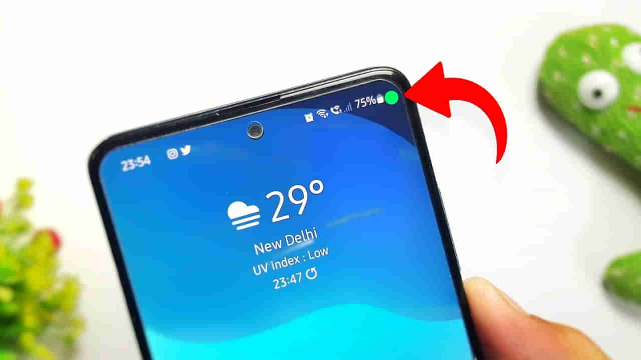 స్మార్ట్ ఫోన్ యూజర్లకు దడపుట్టిస్తున్న గ్రీన్ లైట్.. మీ స్క్రీన్పై చెక్ చేసుకోండి