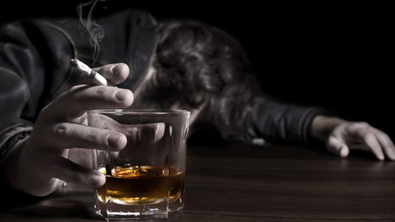 మద్యం తాగడం - ధూమపానం: ధూమపానం - మద్యపానం ఆరోగ్యానికి అతిపెద్ద శత్రువులు.. ఇవి శరీరంలోని అనేక భాగాలను బలహీనపరుస్తుంది. దీని కారణంగా, క్యాన్సర్, గుండె జబ్బులు, కాలేయ వ్యాధులు కూడా సంభవించవచ్చు.