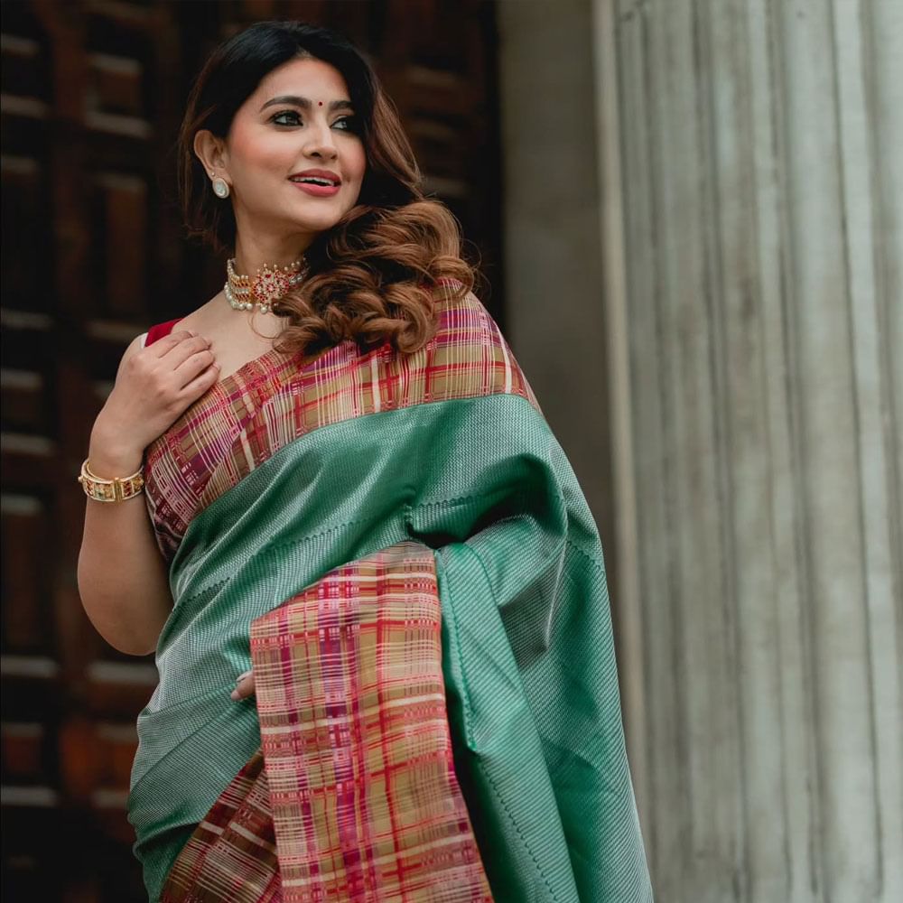 మ్యాచో స్టార్ గోపిచంద్ నటించిన తొలివలపు సినిమాతో వెండితెరకు పరిచయమయ్యింది స్నేహ. ఆ తర్వాత తరుణ్ సరసన ప్రియమైన నీకు సినిమాతో సూపర్ హిట్ అందుకుంది. ఆ తర్వాత తెలుగులో శ్రీరామదాసు, రాధాగోపాలం, సంక్రాంతి వంటి హిట్ చిత్రాల్లో నటించింది.