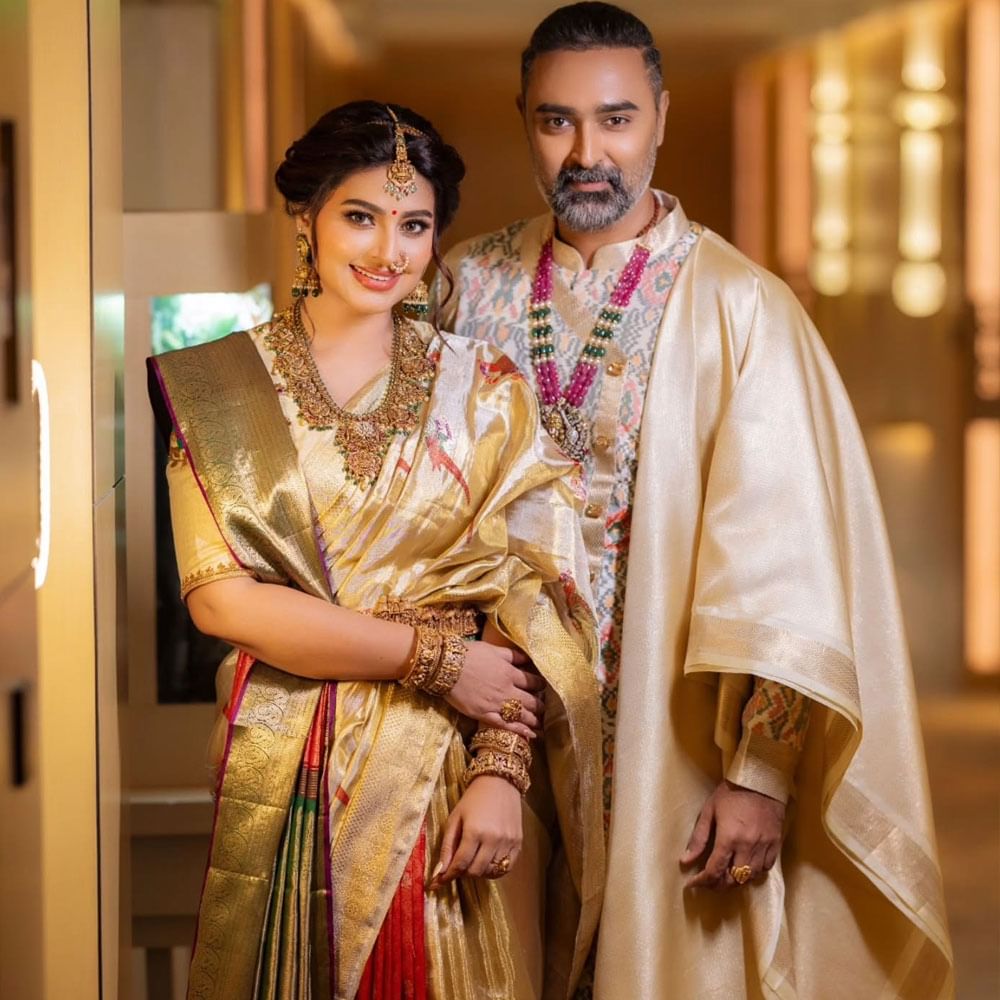ఆ తర్వాత కెరీర్ మంచి ఫాంలో ఉండగానే.. తమిళ్ హీరో ప్రసన్నను వివాహం చేసుకుంది. వీరిద్దరి పెళ్లి 2012లో జరిగింది. వివాహం తర్వాత సినిమాలకు దూరంగా ఉండిపోయింది స్నేహ. ఈ దంపతులకు బాబు, పాప ఉన్నారు.