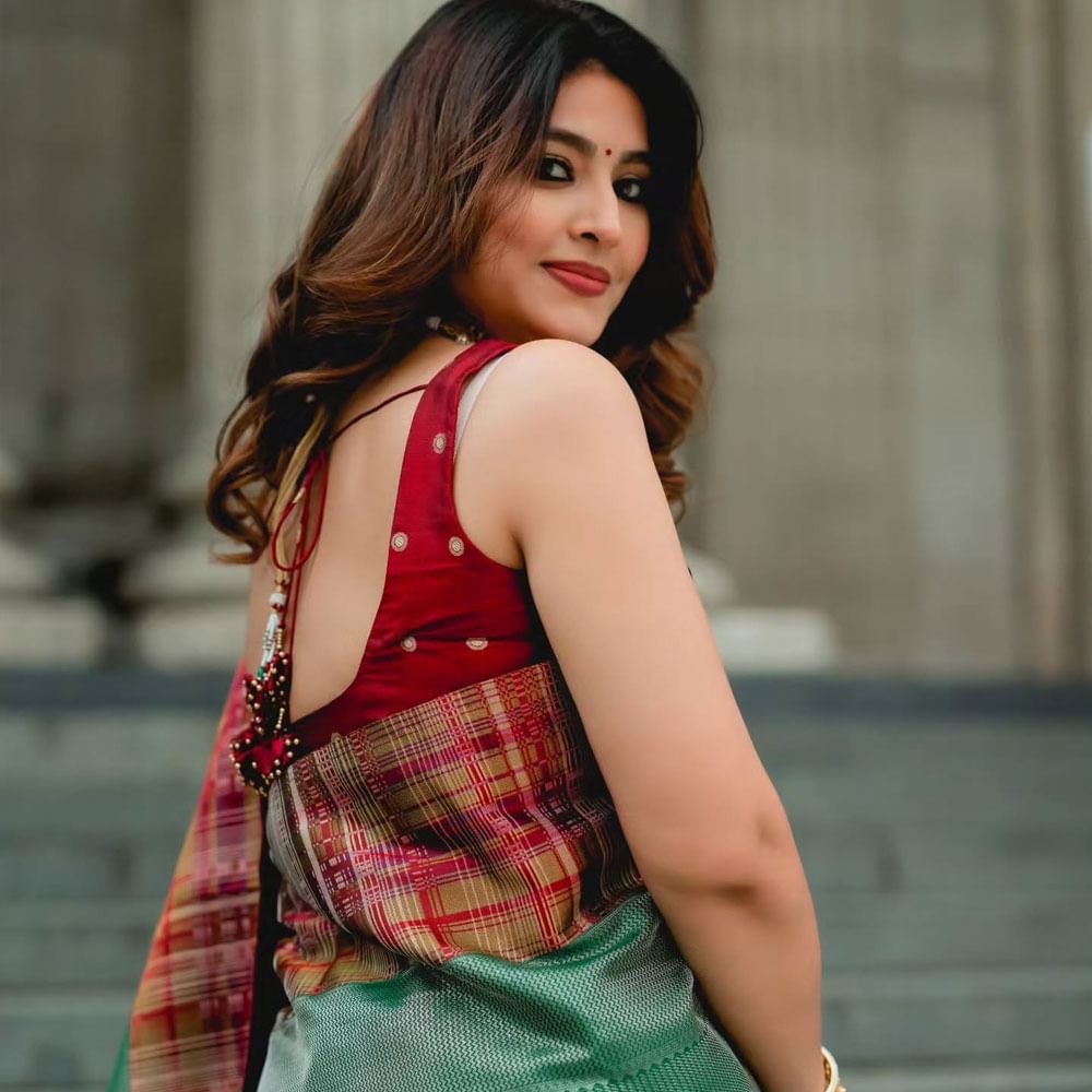 ఆమె మరెవరో కాదండి.. హీరోయిన్ స్నేహ. 2000లో ఇంగనే ఒరు నీలబక్షి అనే మలయాళ సినిమాతో సినీరంగ ప్రవేశం చేసింది. ఆ తర్వాత తమిళంలో మాధవన్ సరసన ఎన్నవలే అనే చిత్రంలో నటించింది. తర్వాత అనేక చిత్రాల్లో నటించింది.