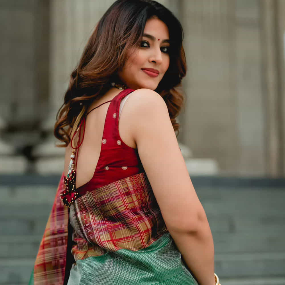  ఆమె మరెవరో కాదండి.. హీరోయిన్ స్నేహ.  2000లో ఇంగనే ఒరు నీలబక్షి అనే మలయాళ సినిమాతో సినీరంగ ప్రవేశం చేసింది. ఆ తర్వాత తమిళంలో మాధవన్ సరసన ఎన్నవలే అనే చిత్రంలో నటించింది. తర్వాత అనేక చిత్రాల్లో నటించింది. 