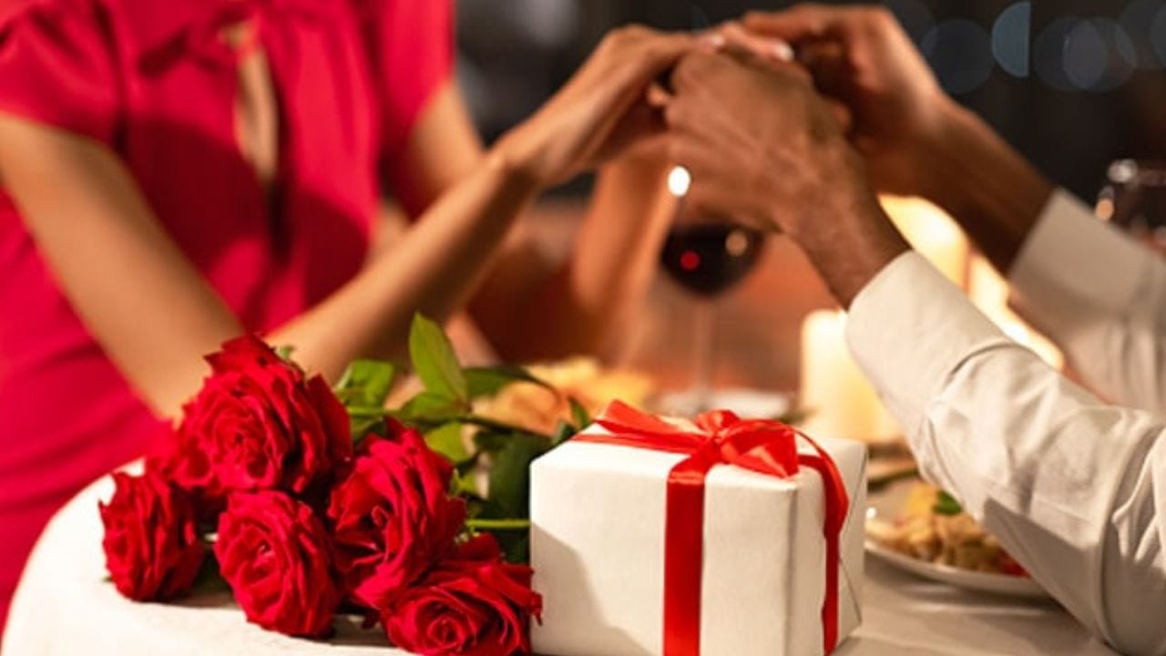 దక్షిణాఫ్రికా (South Africa).. దక్షిణాఫ్రికాలో రోమన్ పండుగలు పెర్కాలియాను పురస్కరించుకుని ఫిబ్రవరి 15న వాలెంటైన్స్ డే జరుపుకుంటారు. రహస్యాలు ఉంచడానికి బదులుగా కొంతమంది మహిళలు తమ క్రష్ పేరును వారి స్లీవ్‌లకు ధైర్యంగా పిన్ చేస్తారు. 