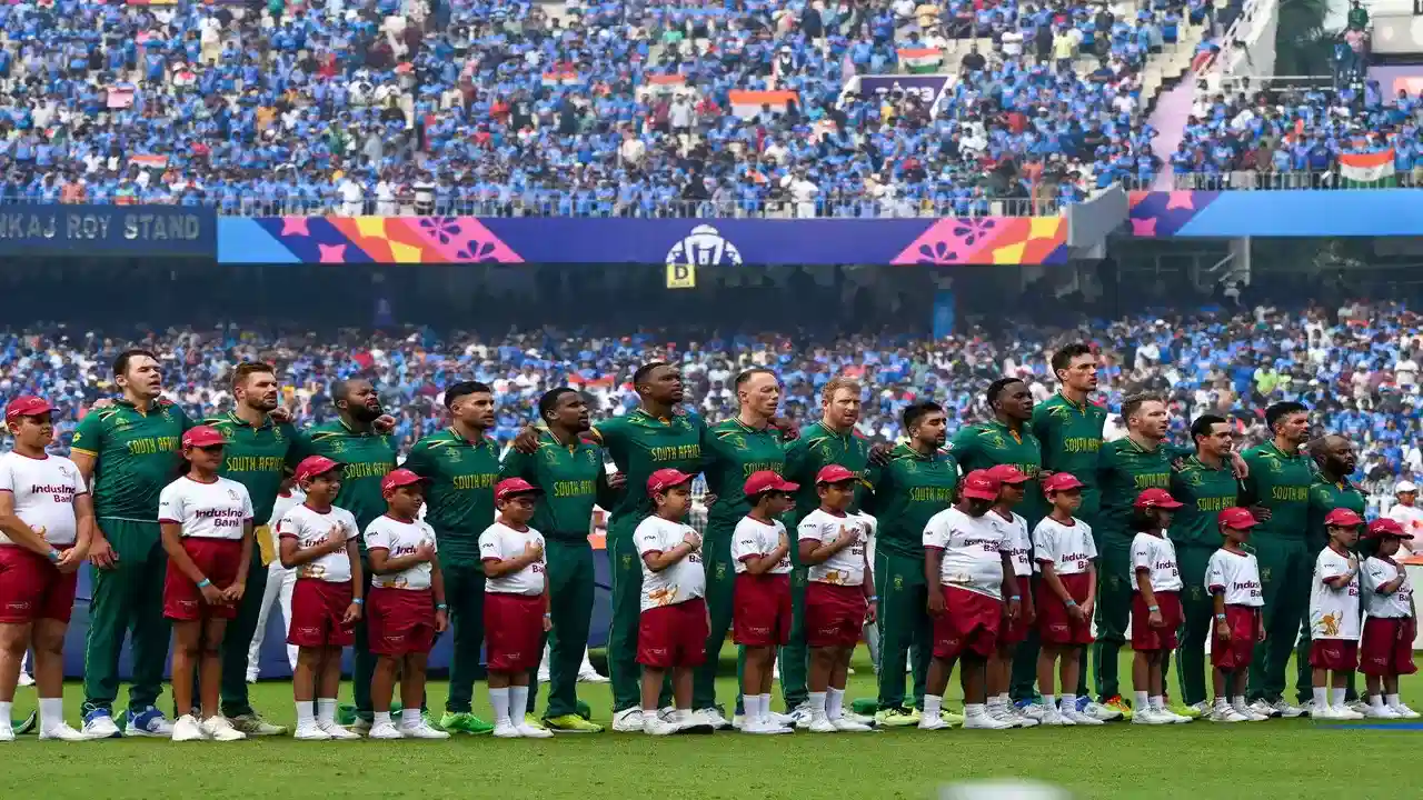 Video: 12 మందిని ఎగేసుకొని ఆడటానికి వచ్చారు.. కట్ చేస్తే.. సబ్స్టిట్యూట్ ఫీల్డర్ గా ఎవరొచ్చారో చూడండి?