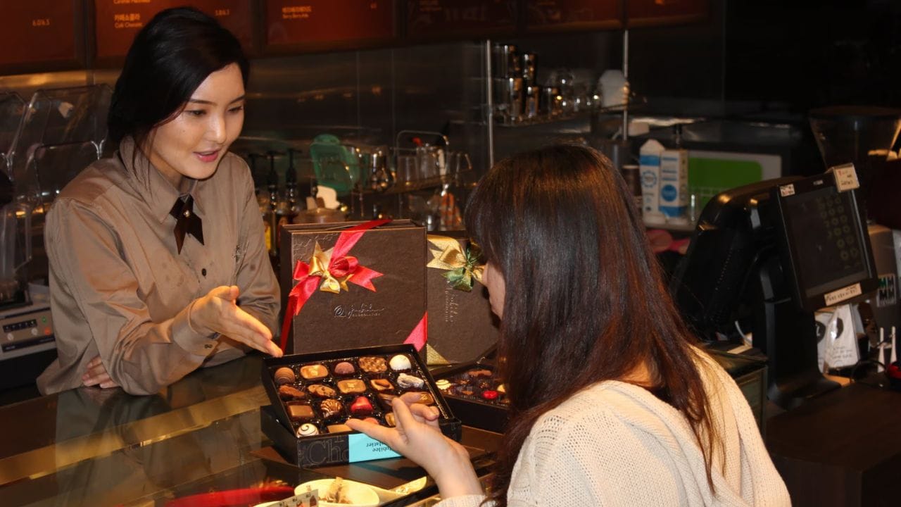 దక్షిణ కొరియా (South Korea).. దక్షిణ కొరియాలో వాలెంటైన్స్ డే నెల రోజుల వేడుకకు ప్రారంభం మాత్రమే. ఫిబ్రవరి 14న జంటలు చాక్లెట్లు, బహుమతులు ఇచ్చుకుంటారు. ఆపై మార్చి 14న వారు జపాన్ సంప్రదాయానికి సమానంగా వైట్ డేను జరుపుకుంటారు. చివరగా సింగిల్స్ ఏప్రిల్ 14న బ్లాక్ డేతో ఈ వేడుకను జరుపుకుంటారు. అక్కడ వారు తమ సింగిల్ హోదాను ప్రతిబింబిస్తూ జజ్జాంగ్మియోన్ (నల్ల బీన్ సాస్‌తో నూడుల్స్) గిన్నెను ఆస్వాదిస్తారు.