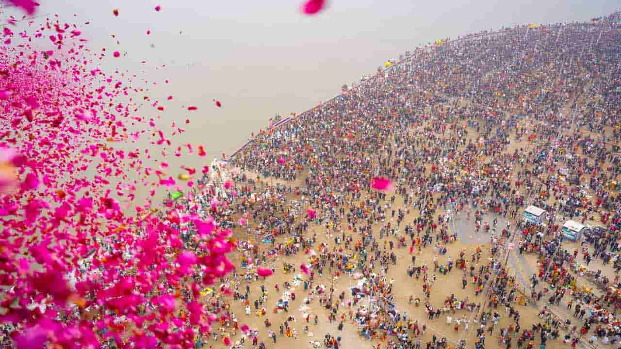 Maha Kumbh Mela: మాఘ పూర్ణిమ స్పెషల్.. కుంభమేళాలో కురిసిన పూల వర్షం.. పరవశించిపోయిన భక్తులు..