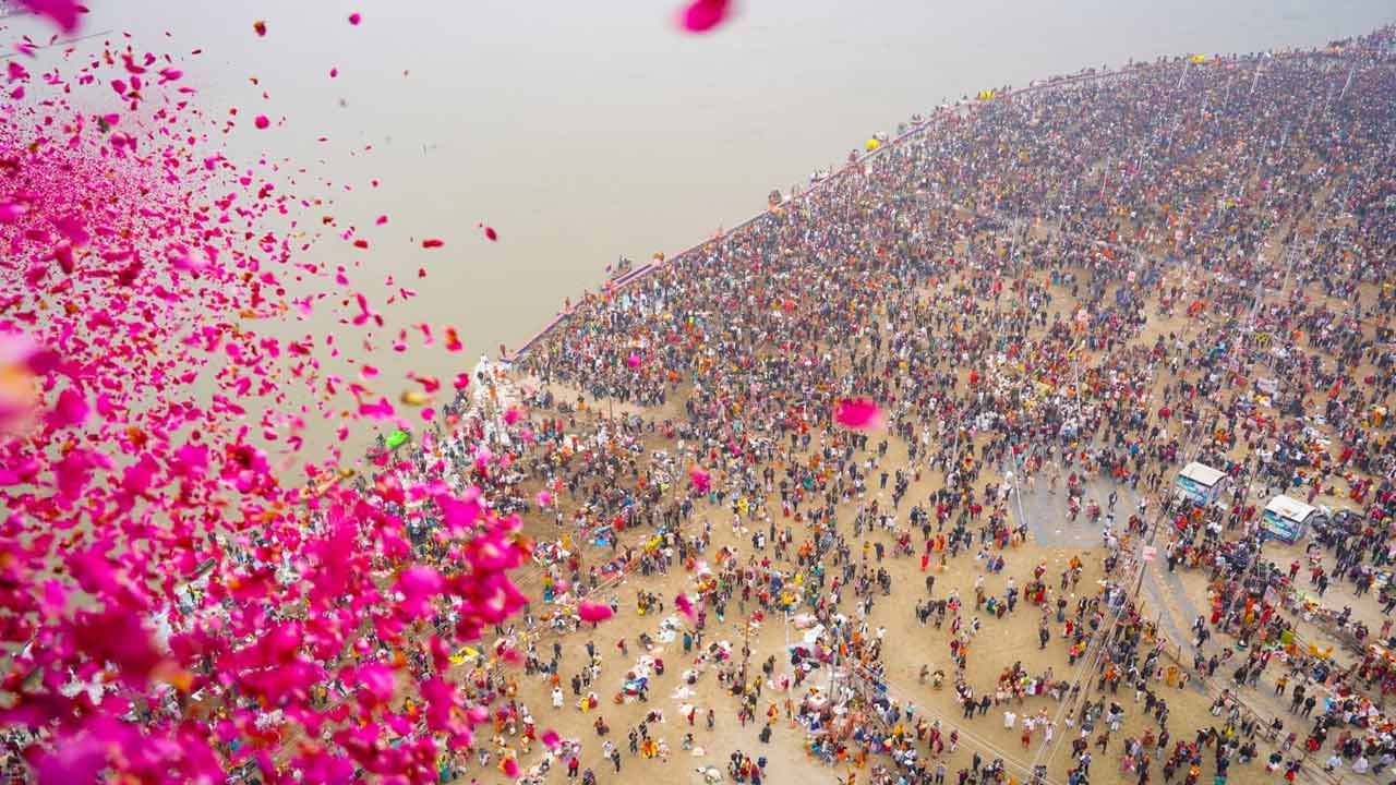 Maha Kumbh Mela: మాఘ పూర్ణిమ స్పెషల్.. కుంభమేళాలో కురిసిన పూల వర్షం.. పరవశించిపోయిన భక్తులు..