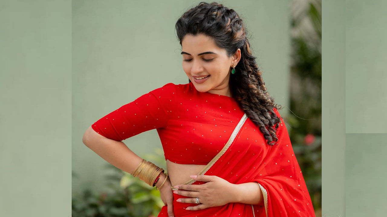 న్యాచురల్ లుక్లో కనిపించి వావ్ అనిపించిది. ప్రస్తుతం ఈ బ్యూటీకి సంబంధించిన ఫొటోలు నెట్టింట తెగ వైరల్ అవుతున్నాయి.