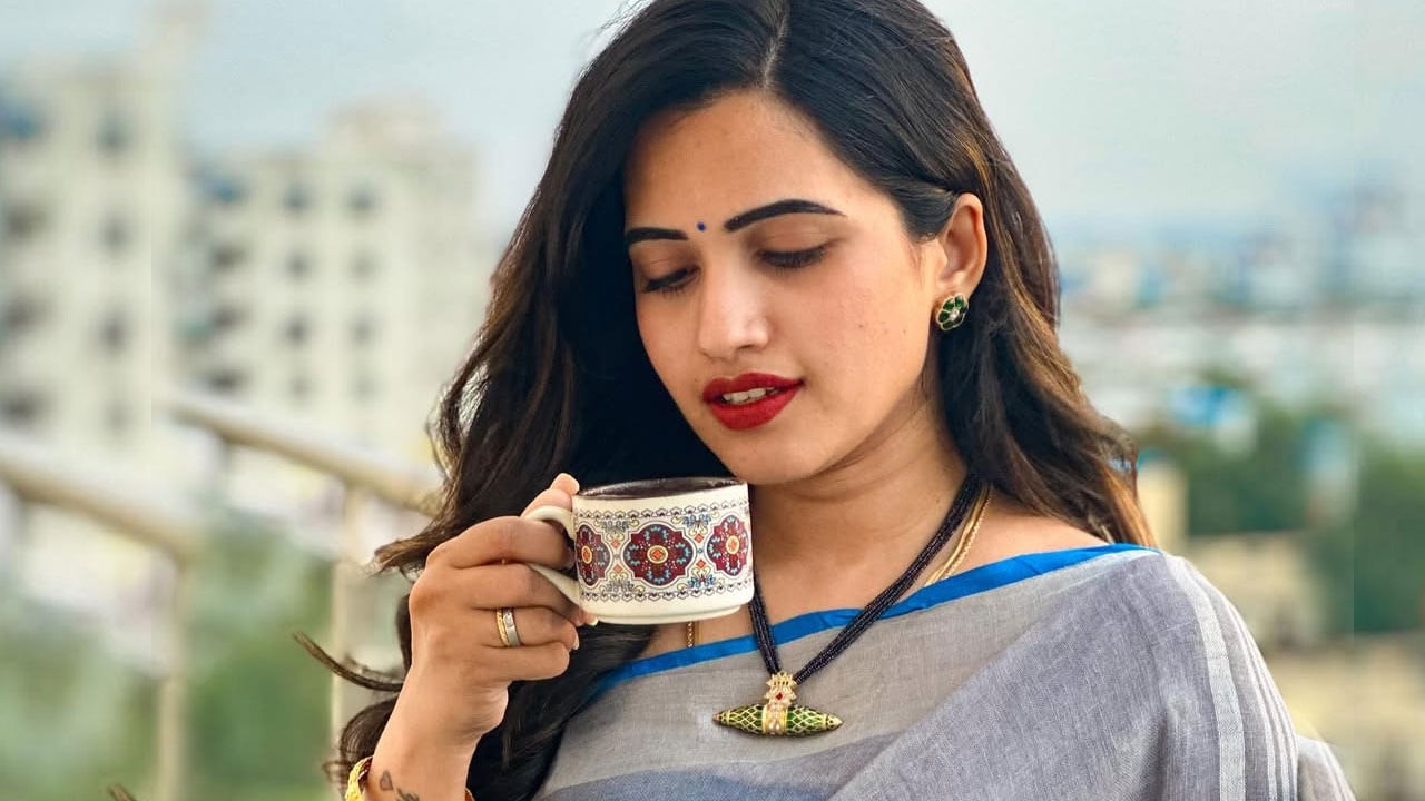 ఇక జబర్దస్త్‌లో వచ్చిన ఫేమ్‌తో ఈ బ్యూటీ బిగ్ బాస్‌లోకి అడుగు పెట్టి మరింత పాపులారిటీ సంపాదించుకుంది.