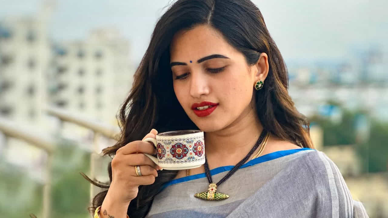 ఇక జబర్దస్త్లో వచ్చిన ఫేమ్తో ఈ బ్యూటీ బిగ్ బాస్లోకి అడుగు పెట్టి మరింత పాపులారిటీ సంపాదించుకుంది.
