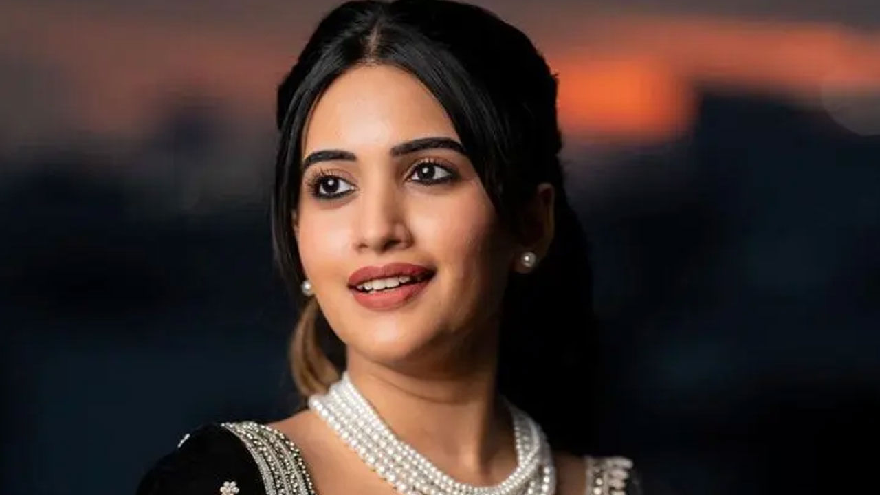 ప్రస్తుతం ఈ ఫొటోస్ ప్రేక్షకులను ఎంతగానో ఆకట్టుకుంటున్నాయి.దీంతో క్యూట్ అంటూ కామెంట్స్ చేస్తున్నారు నెటిజన్స్