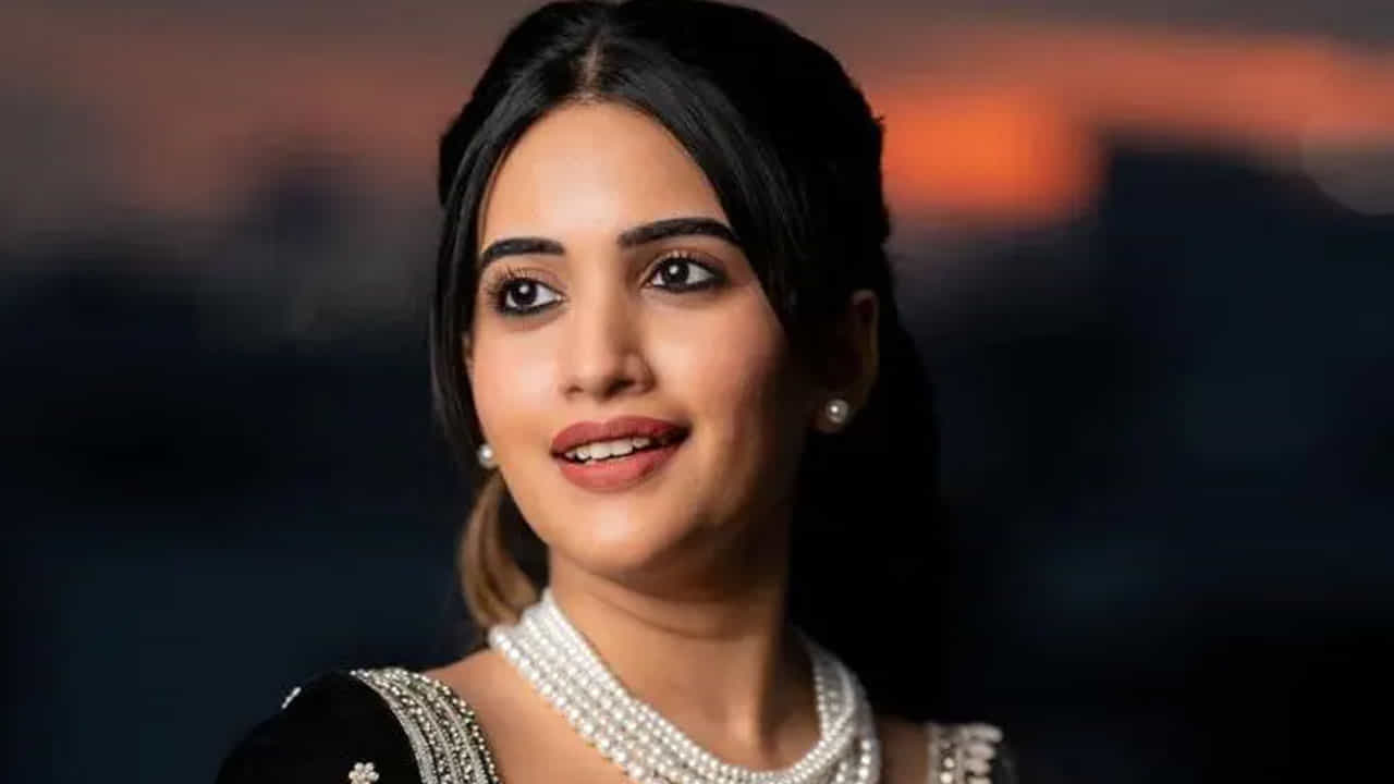ప్రస్తుతం ఈ ఫొటోస్ ప్రేక్షకులను ఎంతగానో ఆకట్టుకుంటున్నాయి.దీంతో క్యూట్ అంటూ కామెంట్స్ చేస్తున్నారు నెటిజన్స్