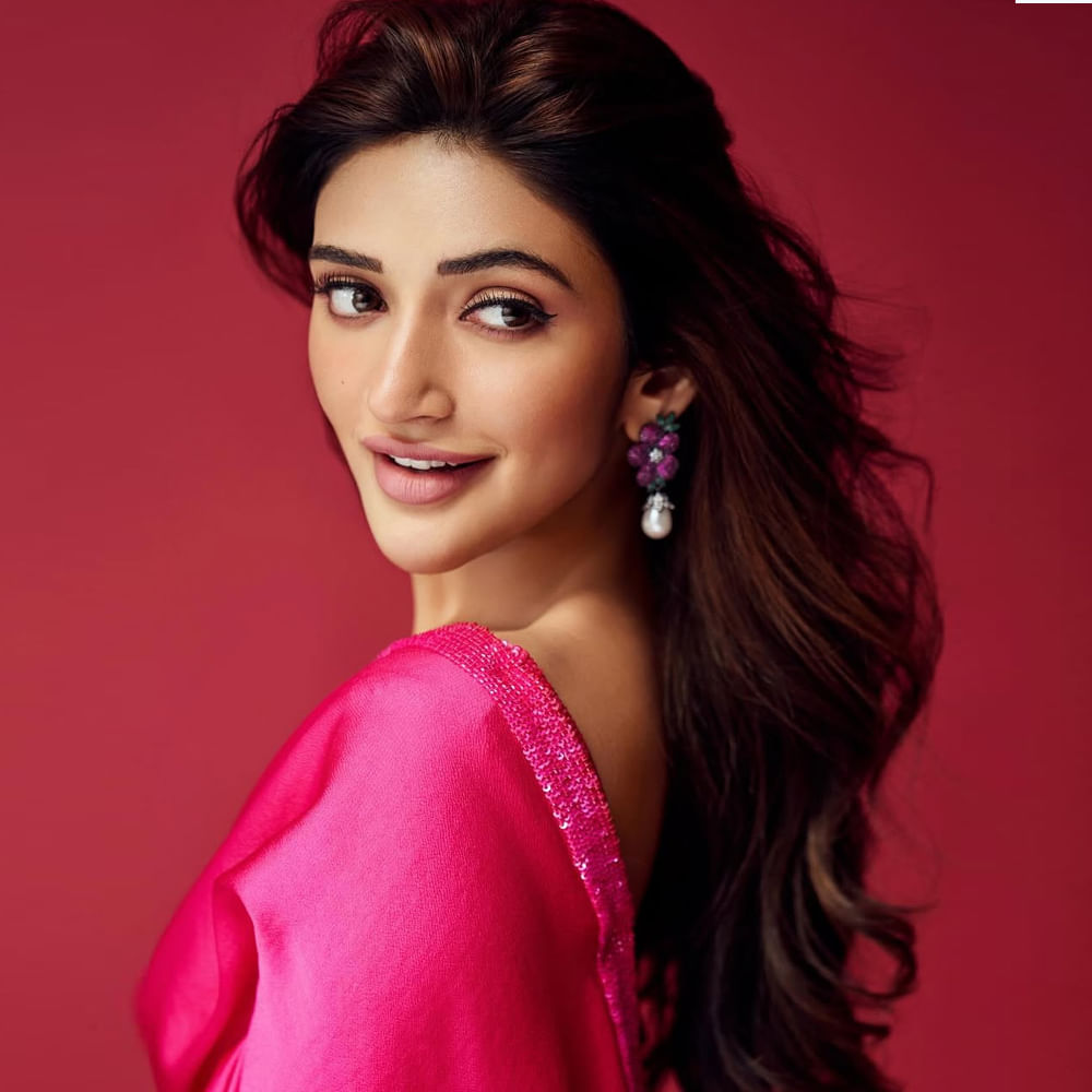 రాఘవేంద్ర రావు పర్యవేక్షణలో పెళ్లి సందడి సినిమాతో వెండితెరకు పరిచయం అయిన బ్యూటీ శ్రీలీల. తొలి మూవీతోనే అందం అభినయంతో పాటు బెస్ట్ డ్యాన్సర్‌గా కూడా పేరు తెచ్చుకున్నారు ఈ బ్యూటీ. ఆ తరువాత ధమాకా, భగవంత్ కేసరి లాంటి హిట్స్  వచ్చినా... స్కంద, ఆదికేశవ లాంటి మూవీస్‌ అమ్మడి కెరీర్‌ను కష్టాల్లో పడేశాయి.
