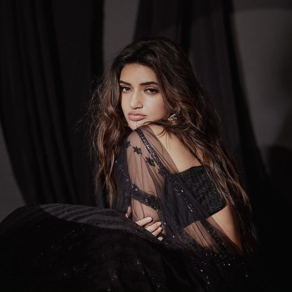 శ్రీలీల.. సెన్సేషన్ ఆఫ్ టాలీవుడ్.. ఈ మధ్యే కోలీవుడ్‌లో కూడా అడుగు పెట్టింది. అక్కడ శివకార్తికేయన్‌తో పరాశక్తి సినిమాలో నటిస్తున్నారు ఈ బ్యూటీ. తాజాగా బాలీవుడ్‌లోనూ అడుగు పెడుతున్నారు ఈ భామ. కొన్ని రోజులుగా శ్రీలీల బాలీవుడ్ డెబ్యూపై వార్తలొస్తూనే ఉన్నాయి.. ఇప్పుడు సాక్ష్యం కూడా వచ్చింది. తొలి సినిమా టీజర్ విడుదలైంది. 