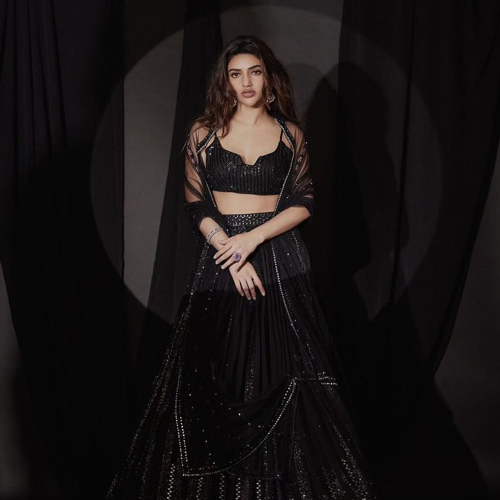 మర్డర్ ఫేమ్ అనురాగ్ బసు దర్శకత్వంలో కార్తిక్ ఆర్యన్ హీరోగా నటిస్తున్న సినిమాతో హీరోయిన్‌గా పరిచయం అవుతున్నారు శ్రీలీల. టీజర్ చూస్తుంటే ఆషికి 3 అని అర్థమవుతుంది. 