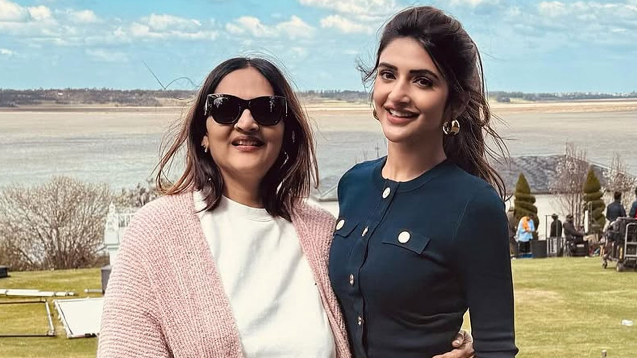 ఇక ఎప్పుడూ సోషల్ మీడియాలో ఫుల్ బిజీగా ఉండే ఈ ముద్దుగుమ్మ వరస ఫొటో షూట్స్ చేస్తూ.. తన గ్లామర్‌తో కుర్రకారుకు నిద్రలేకుండా చేస్తుంది. కానీ ఈ బ్యూటీ ఈ సారి తన తల్లితో దిగిన ఫొటోలను షేర్ చేసి, తన అమ్మ పై ఉన్న ప్రేమను చాటుకుంది.