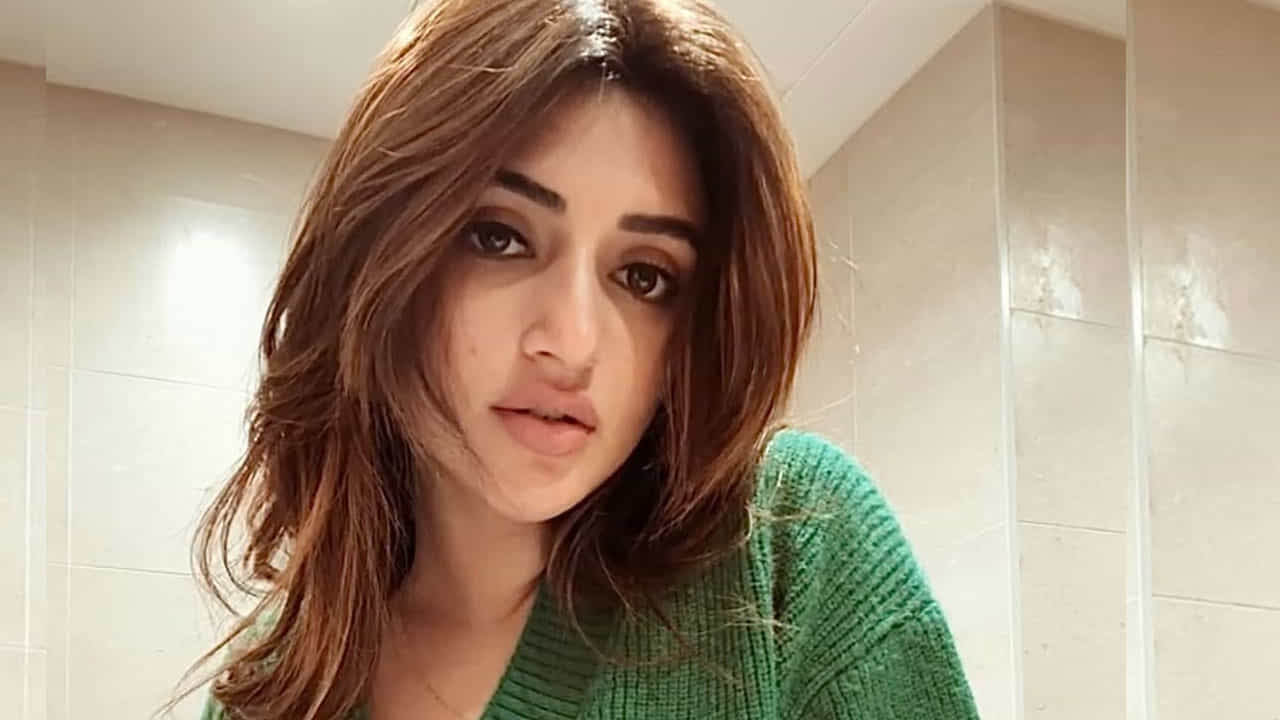 ప్రస్తుతం పలు సినిమాలతో బిజీగా ఉన్న ఈ ముద్దుగుమ్మ ఎప్పుడూ, సోషల్ మీడియాలో యాక్టివ్‌గా ఉంటూ తన వరస ఫొటోషూట్స్‌తో కుర్రకారు మతి పొగొడుతుంటుంది.