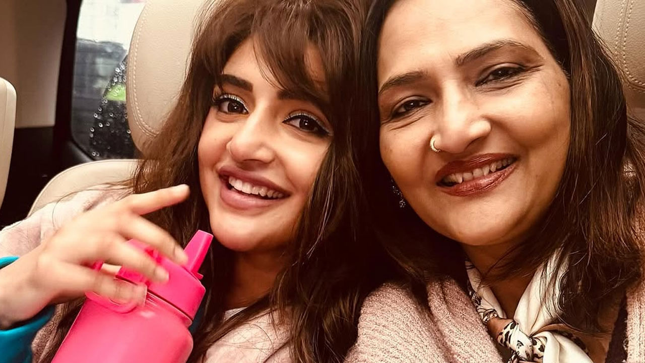 ప్రస్తుతం ఈ ఫొటోలు సోషల్ మీడియాలో తెగ ట్రెండ్ అవుతున్నాయి. అయితే శ్రీలీల తన తల్లి పుట్టిన రోజు సందర్భంగా ఈ ఫొటోలను షేర్ చేసినట్లు తెలుస్తోంది.