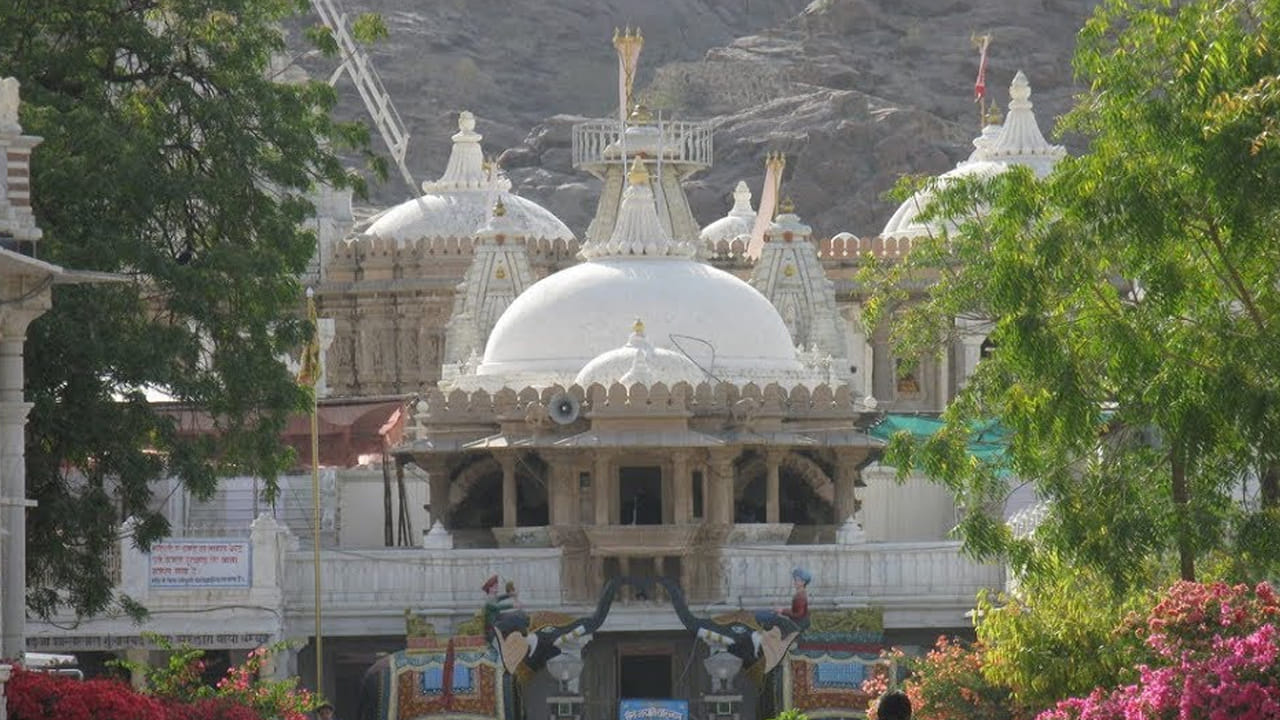 శ్రీ నకోడ జైన్ దేవాలయం: 3వ శతాబ్దంలో నిర్మించబడిన ఈ ఆలయం అనేక సార్లు పునర్నిర్మించబడింది. 13వ శతాబ్దంలో అలంషా ఈ ఆలయాన్ని ఆక్రమించి దోచుకున్నాడు. కొన్ని మైళ్ల దూరంలో ఉన్న ఒక గ్రామంలో దాచిన విగ్రహాన్ని దొంగిలించడంలో విఫలమయ్యాడు. 15వ శతాబ్దంలో విగ్రహం తిరిగి తీసుకొచ్చి ఆలయాన్ని పునరుద్ధరించారు.