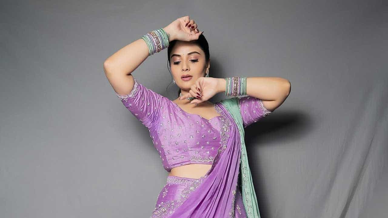 పటాస్ , మంచి పాపులారిట సంపాదించుకొని టీవీషోలకు, సినిమా ప్రమోషన్స్కు హోస్టుగా వ్యవహరిస్తుంది. అంతే కాకుండా ఈ బ్యూటీ, బిగ్ బాస్కు వెళ్లి రన్నర్గా నిలిచిన విషయం తెలిసిందే.