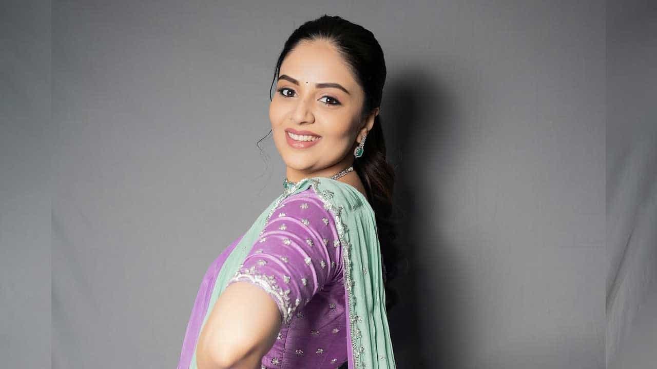 ఇక ఎప్పుడూ సోషల్ మీడియాలో యాక్టివ్గా ఉండే ఈ ముద్దుగుమ్మ తాజాగా తన లేటెస్ట్ ఫొటోలను అభిమానులతో పంచుకుంది.