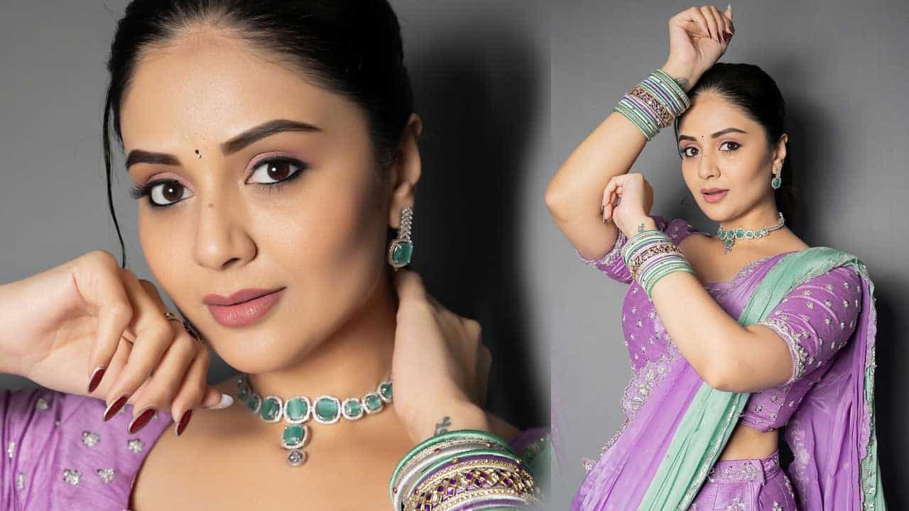 ప్రస్తుతం శ్రీముఖి షేర్ చేసినఈ ఫొటోలు నెటిజన్స్ను తెగ ఆకట్టుకుంటున్నాయి. మీరు కూడా ఈ ఫొటోస్ పై ఓ లుక్ వేయండి.