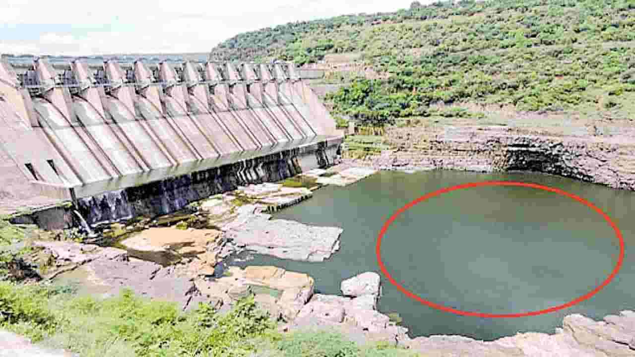 Srisailam Dam: కళకళలాడే నీళ్ల కింద మోగుతున్న డేంజర్ బెల్స్..  ప్రమాదం తప్పదా?