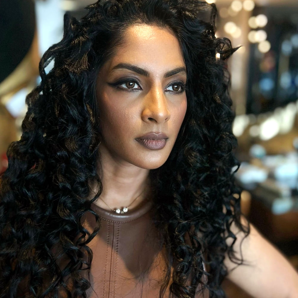 చాలా కాలం తర్వాత ఇప్పుడు మరోసారి ప్రేక్షకులను తన నటనతో కట్టిపడేసింది. ప్రభాస్ హీరోగా నటించిన సలార్ సినిమాలో మెప్పించింది శ్రియ రెడ్డి. ఈ సినిమాతో మరోసారి తెలుగు ప్రేక్షకులను మెప్పించింది ఈ క్రేజీ బ్యూటీ