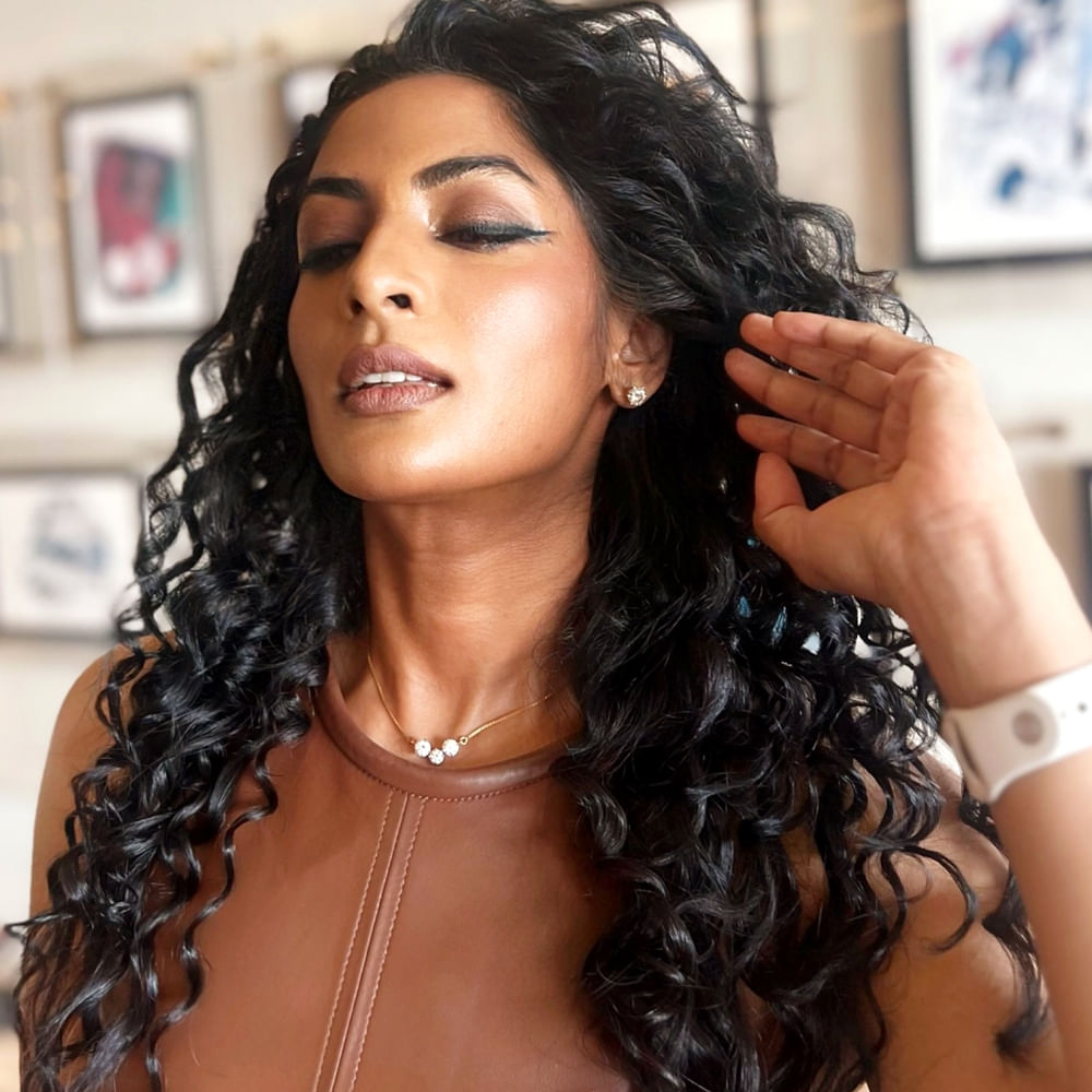 సలార్ సినిమా హిట్ అవ్వడంతో ఈ అమ్మడికి ఆఫర్స్ క్యూ కడుతున్నాయి. ప్రస్తుతం సలార్ 2 లో నటిస్తుంది శ్రియ రెడ్డి. అలాగే పాప్ అం  కళ్యాణ్ ఓజీలోనూ నటిస్తుంది. ఇక సోషల్ మీడియాలో ఈ చిన్నది చాలా యాక్టివ్ గా ఉంటుంది. తన అందాలతో అభిమానులను కవ్విస్తుంది ఈ చిన్నది. వయసు పెరిగినా తరగని అందంతో ఆకట్టుకుంటుంది.