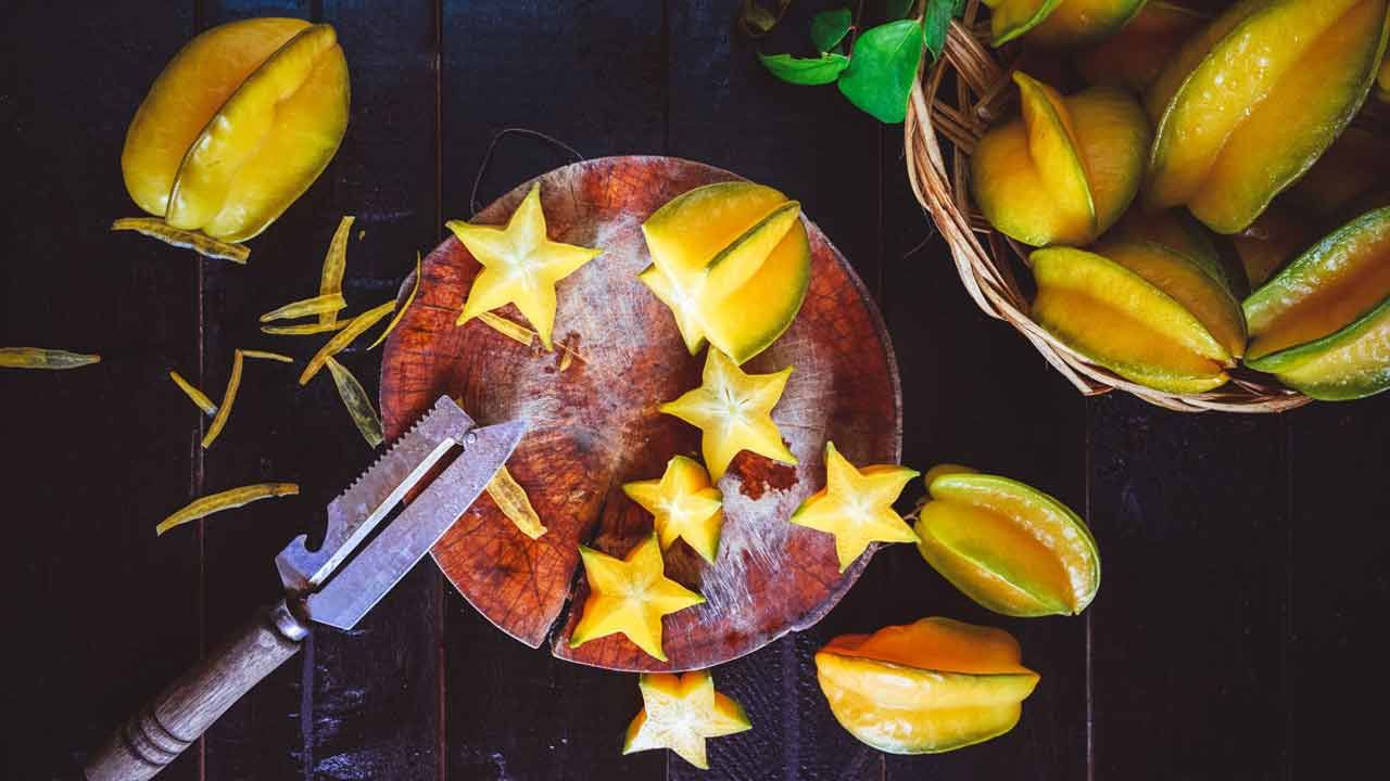 స్టార్ ఫ్రూట్లో విటమిన్ ఎ కూడా అధికంగా ఉంటుంది. ఇది రోగ నిరోధక శక్తితో పాటుగా పాటు కళ్ళను కూడా సంరక్షిస్తుంది. కంటి చూపు మెరుగు పడటానికి సహాయం చేస్తుంది. ఈ పండ్లను ఆహారంలో భాగం చేసుకోవడం ద్వారా కళ్లలో శుక్లాలు రాకుండా చేస్తుంది.