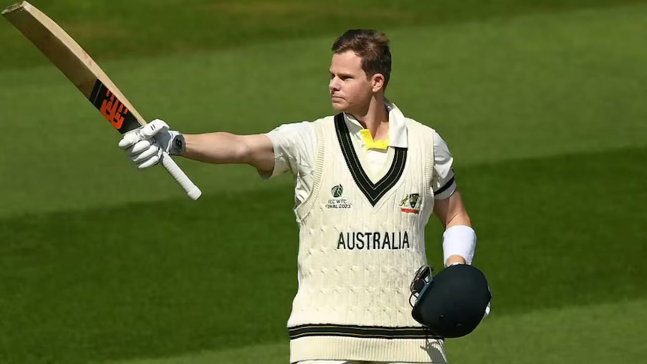 Steve Smith Record Surpasses Sachin Tendulkar: గాలె మైదానంలో శ్రీలంకపై ఆస్ట్రేలియా డాషింగ్ బ్యాట్స్‌మన్ స్టీవ్ స్మిత్ భారీ రికార్డు సృష్టించాడు. శ్రీలంకతో జరిగిన రెండో టెస్ట్ మ్యాచ్ తొలి ఇన్నింగ్స్‌లో స్మిత్ 131 పరుగులు చేసి చరిత్ర సృష్టించాడు. ఈ క్రమంలో భారీ రికార్డులను బ్రేక్ చేశాడు. శ్రీలంకతో జరిగిన రెండో టెస్ట్ మ్యాచ్ తొలి ఇన్నింగ్స్‌లో స్టీవ్ స్మిత్ 254 బంతుల్లో 10 ఫోర్లు, ఒక సిక్సర్ బాదాడు. దీనితో, అతను టెస్ట్ క్రికెట్ కెరీర్‌లో 131 పరుగుల ఇన్నింగ్స్‌తో తన 36వ సెంచరీని సాధించాడు. ఇప్పుడు స్మిత్ ప్రపంచంలోనే అత్యంత వేగవంతమైన టెస్ట్‌లో 36 సెంచరీలు చేసిన రెండవ బ్యాట్స్‌మన్‌గా నిలిచాడు. 