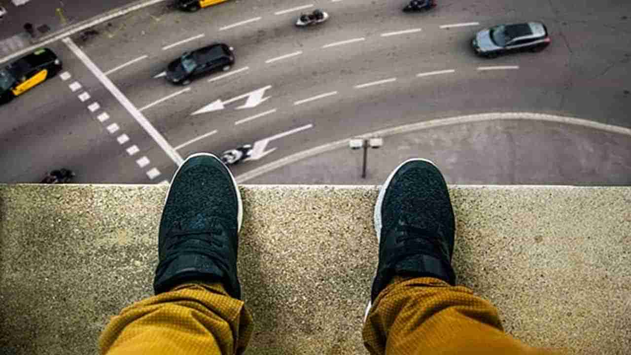 Hyderabad: టీచర్‌ మందలించాడనీ.. స్కూల్‌ బిల్డింగ్‌పై నుంచి దూకిన 8వ తరగతి విద్యార్ధి!