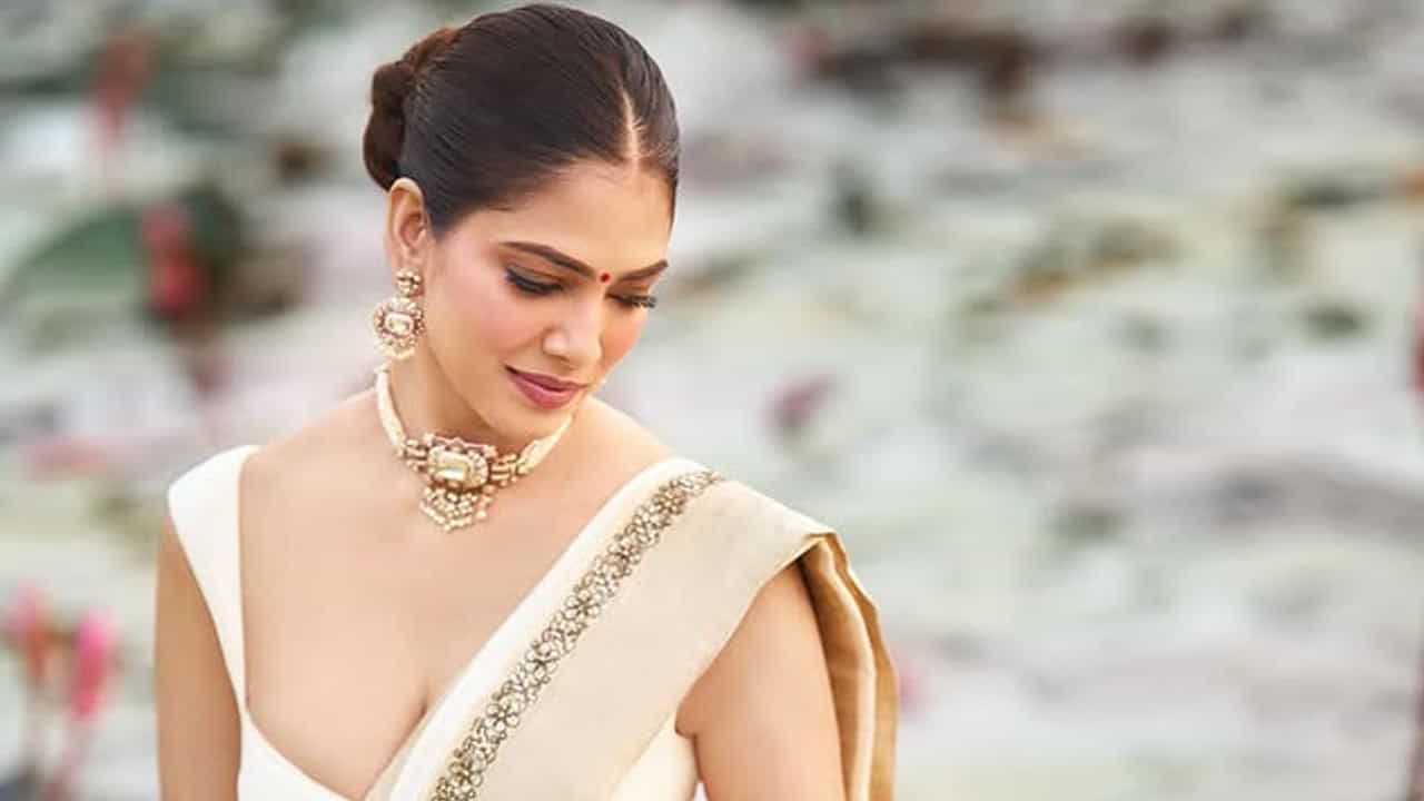 తన తండ్రిలనే సినిమాటోగ్రాఫర్గా లేదా దర్శకురాలిగా అవ్వాలన్న ఆశతో ముంబైలోని విల్సన్ కాలేజీలో మాస్ మీడియాలో డిగ్రీ పూర్తి చేసింది. ప్రముఖ మలయాళ నటుడు మమ్ముట్టి నటించిన ఫెయిర్నెస్ క్రీమ్ కోసం కమర్షియల్ షూట్కి ఆమె తన తండ్రితో కలిసి వెళ్లింది.