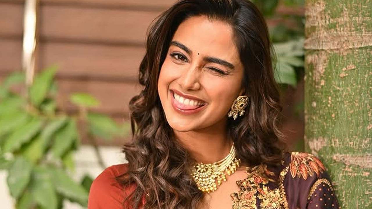 2021లో ఇచ్చట వాహనములు నిలుపరాదు అనే తెలుగు చిత్రంతో కథానాయకిగా పరిచయం అయింది. 2022లో రవితేజకి జోడిగా నటించిన ఖిలాడీ డిజాస్టర్ కాగా అడివి శేష్ సరసన కనిపించిన హిట్ 2 బ్లాక్ బస్టర్ అయింది.