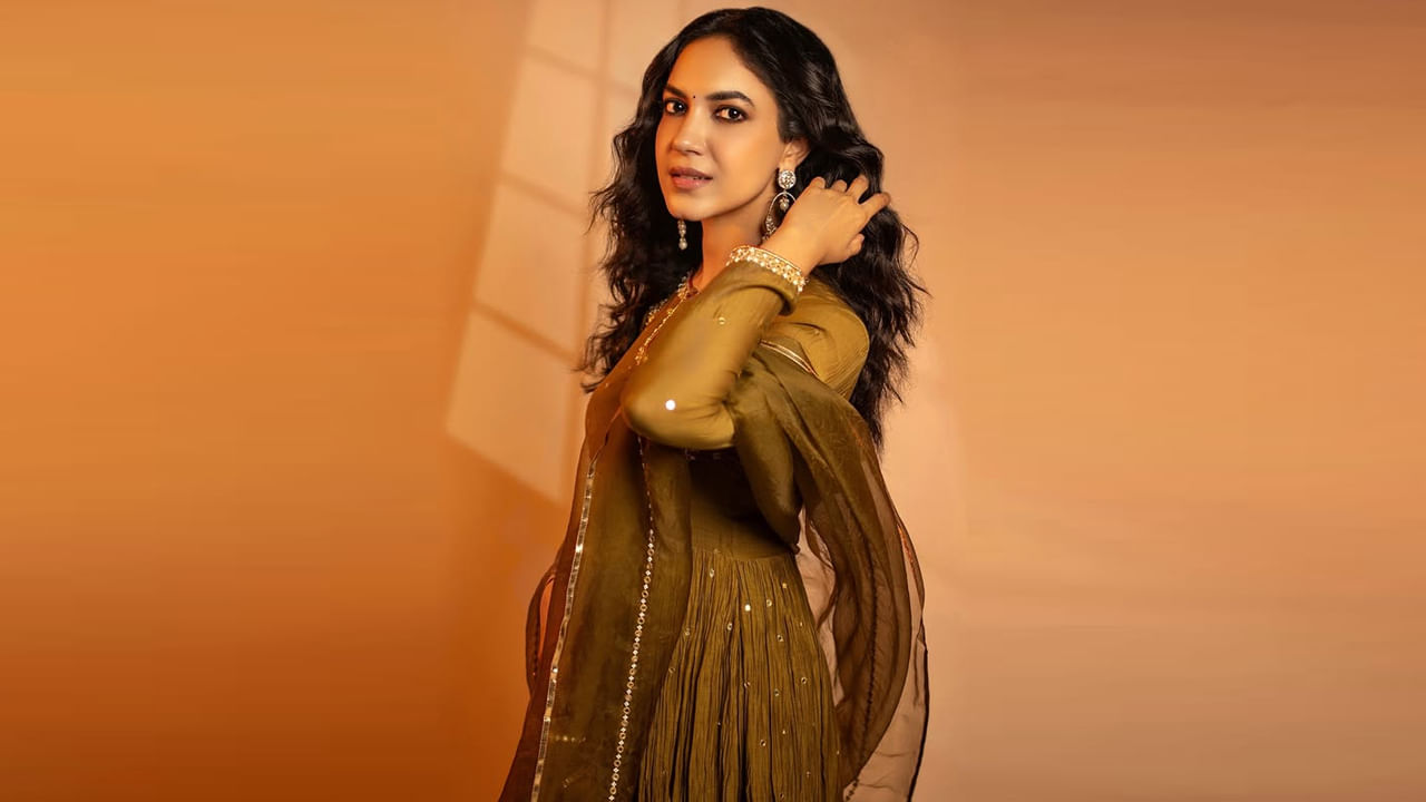  ఆమె మొదటి చిత్రం బాద్షా, ఇందులో ఆమె పింకీ అనే సహాయక పాత్రను పోషించింది. తర్వాత ప్రేమ ఇష్క్ కాదల్‌లో ఆమె శ్రీ విష్ణు సరసన కాస్ట్యూమ్ డిజైనర్ పాత్రను పోషించింది. ఆ తరువాత నా రాకుమారుడు ఎవడే సుబ్రమణ్యంలో కనిపించింది.