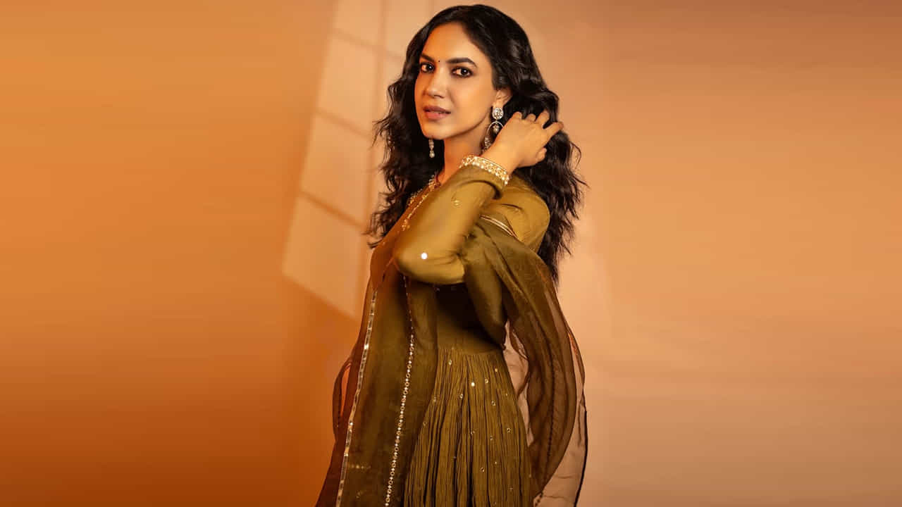 ఆమె మొదటి చిత్రం బాద్షా, ఇందులో ఆమె పింకీ అనే సహాయక పాత్రను పోషించింది. తర్వాత ప్రేమ ఇష్క్ కాదల్లో ఆమె శ్రీ విష్ణు సరసన కాస్ట్యూమ్ డిజైనర్ పాత్రను పోషించింది. ఆ తరువాత నా రాకుమారుడు ఎవడే సుబ్రమణ్యంలో కనిపించింది.