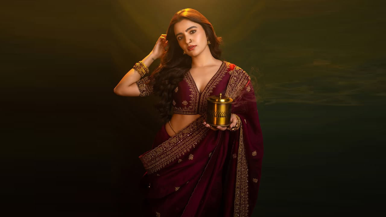  ఇండియాలోనే ఓ ప్రముఖ కళాశాల నుంచి ఫ్యాషన్ డిజైన్‌లో డిగ్రీ పట్ట పొందింది అందాల తార రుక్సార్ ధిల్లాన్. 2016లో రన్ ఆంటోనీతో సినీరంగ ప్రవేశం చేసింది. 2017లో ఆకతాయి అనే సినిమాతో తెలుగు చలనచిత్రం అరంగేట్రం చేసింది.