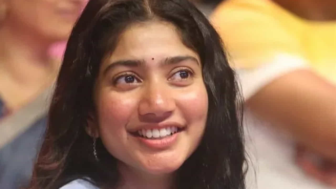 దీని బట్టి మరో రెండు మూడేళ్ళ వరకు కూడా సాయి పల్లవిని రొటీన్ కమర్షియల్ సినిమాల్లో చూడటం కష్టమే. మొన్న సందీప్ వంగా కూడా తండేల్ వేడుకలో ఇదే చెప్పారు. ఆమె గురించి కొన్ని విషయాలు కూడా పంచుకొన్నారు.