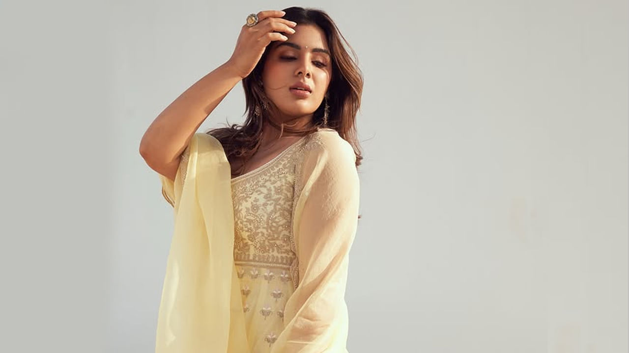  ఈ ముద్దుగుమ్మ 2016లో మలయాళ చిత్రం పాప్‌కార్న్‌తో తన చలనచిత్ర రంగ ప్రవేశం చేసింది. తర్వాత తమిళ భాషా యాక్షన్ థ్రిల్లర్ కలారిలో తేన్మొళిగా కనిపించింది ఈ బ్యూటీ. ఇది ఆమె తోలి తమిళ చిత్రం.