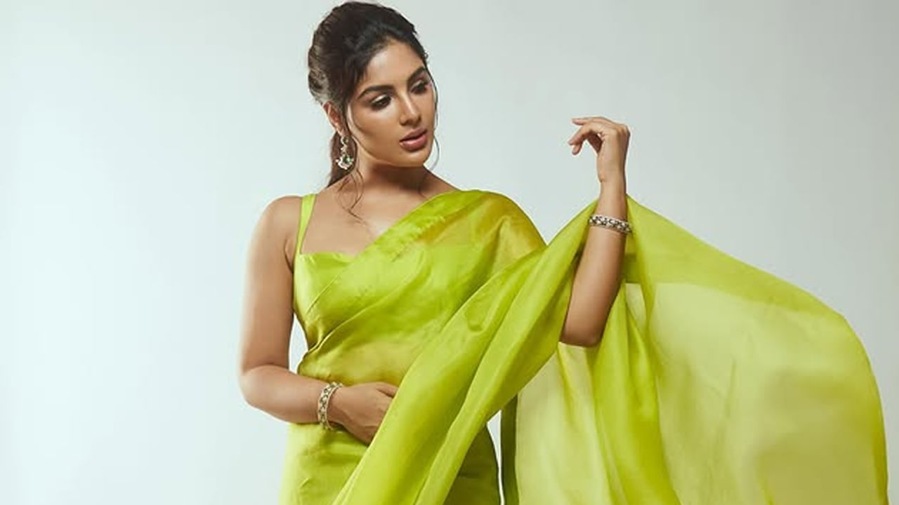 ఇటీవల లవ్ మీ ఈఫ్ యూ డేర్ అనే సినిమాలో అదితి పాత్రలోకనిపించింది. ప్రస్తుతం తెలుగులో నిఖిల్ హీరోగా చేస్తున్న స్వయంభూ సినిమాలో కథానాయకిగా నటిస్తుంది ఈ కోమలి. ఇంకా మరో రెండు ఇతర భాష చిత్రాలు చేస్తుంది.